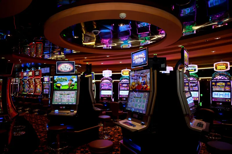 Fool's Gold in the Undergrowth: How Near-Misses Hijack Aussie Brains at the Slots